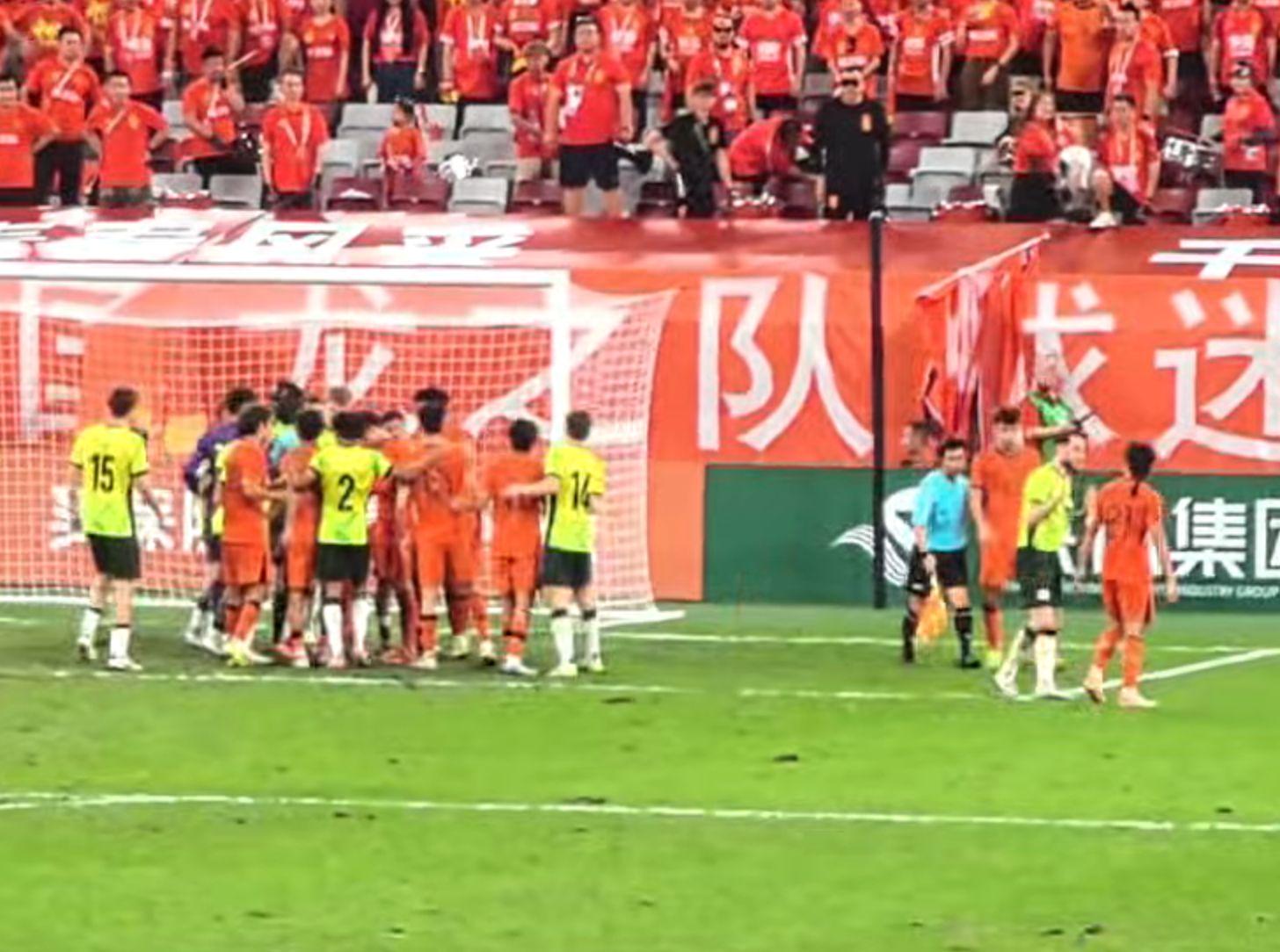 的进攻, 澳大利亚队, 相推搡 的进攻, 澳大利亚队, 相推搡